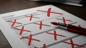 赤いペンで大きなバツ印が書かれた採点表。一次選考で避けるべき誤った判断基準。